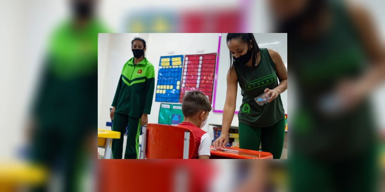 OMS afirma que crianças a partir de 12 anos devem usar máscaras assim como os adultos