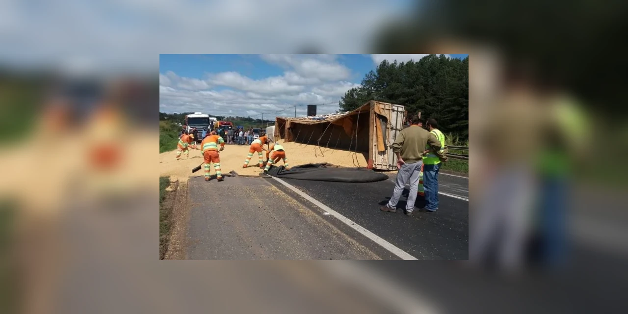 Tombamento na BR-376 deixa pista interditada