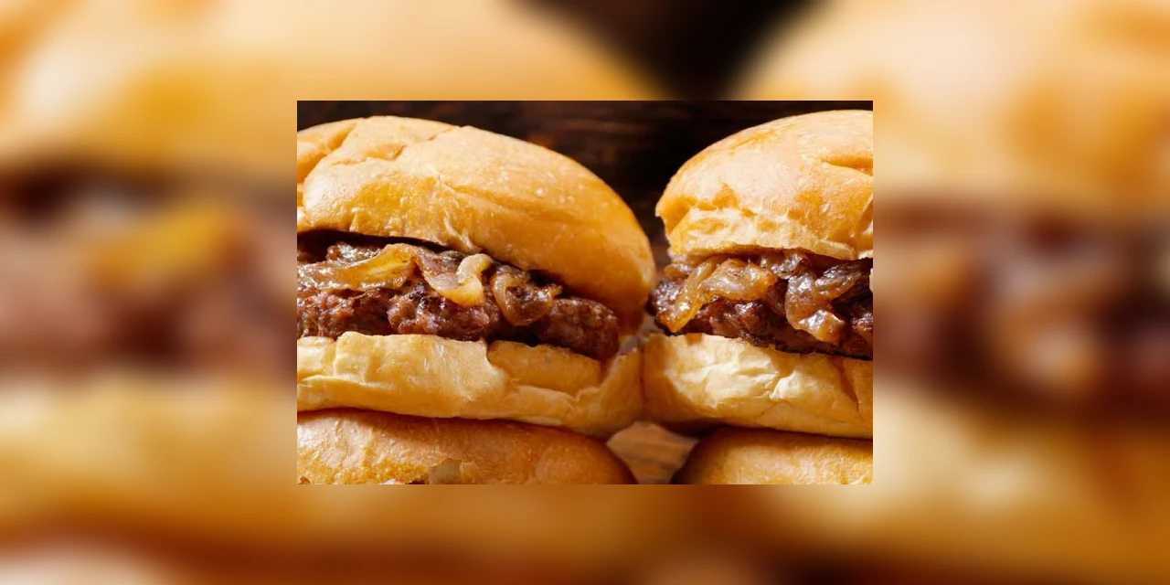 Em busca de likes nas redes sociais, casal obriga filha de 3 anos a comer fast food