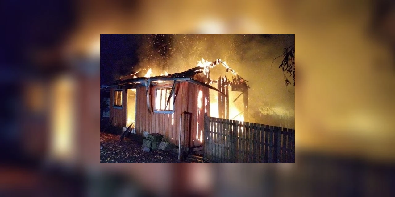 Casa fica completamente destruída em possível incêndio criminoso em PG