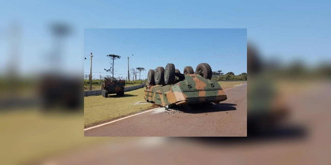 Vídeo: Blindado do Exército capota e deixa quatro militares feridos no Paraná