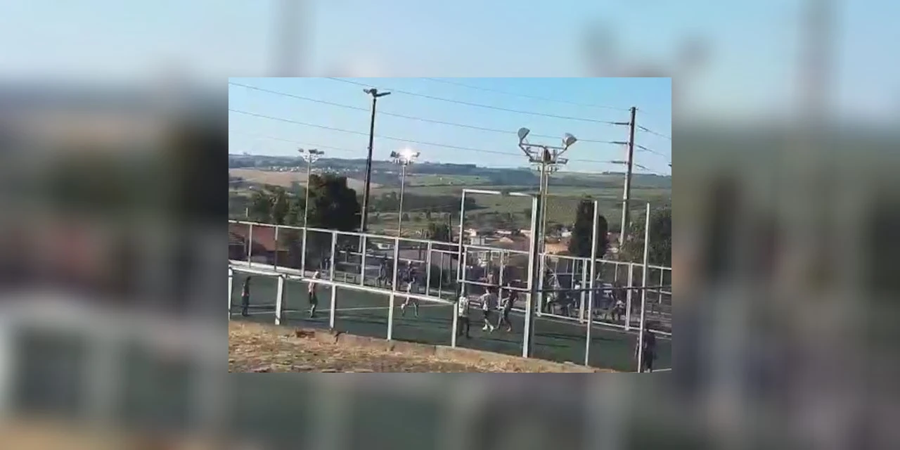 Vídeo: Moradores flagram aglomeração em quadra esportiva na Vila 31 de Março
