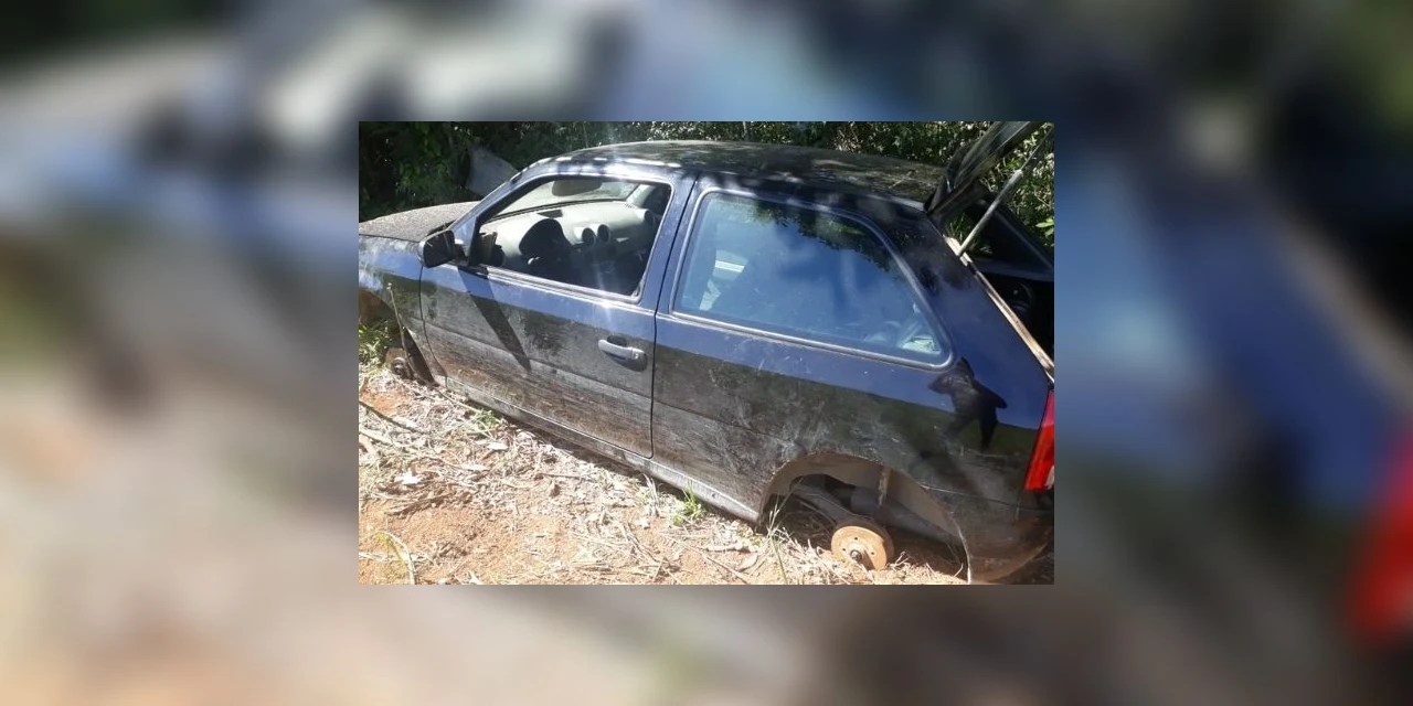 Veículo roubado em Palmeira é encontrado 'depenado' em PG