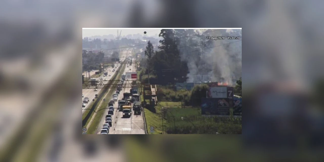 Novo incêndio ambiental às margens da BR-277 deixa a rodovia parcialmente bloqueada