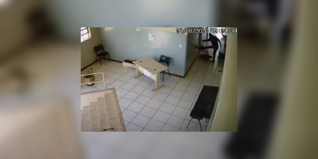 Vídeo: Homem invade unidade de saúde e agride mulher com chutes no Paraná