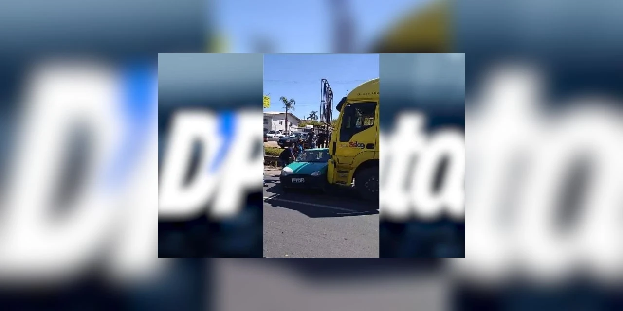 Vídeo: Colisão entre caminhão e carro deixa vítimas encarceradas no Boa Vista