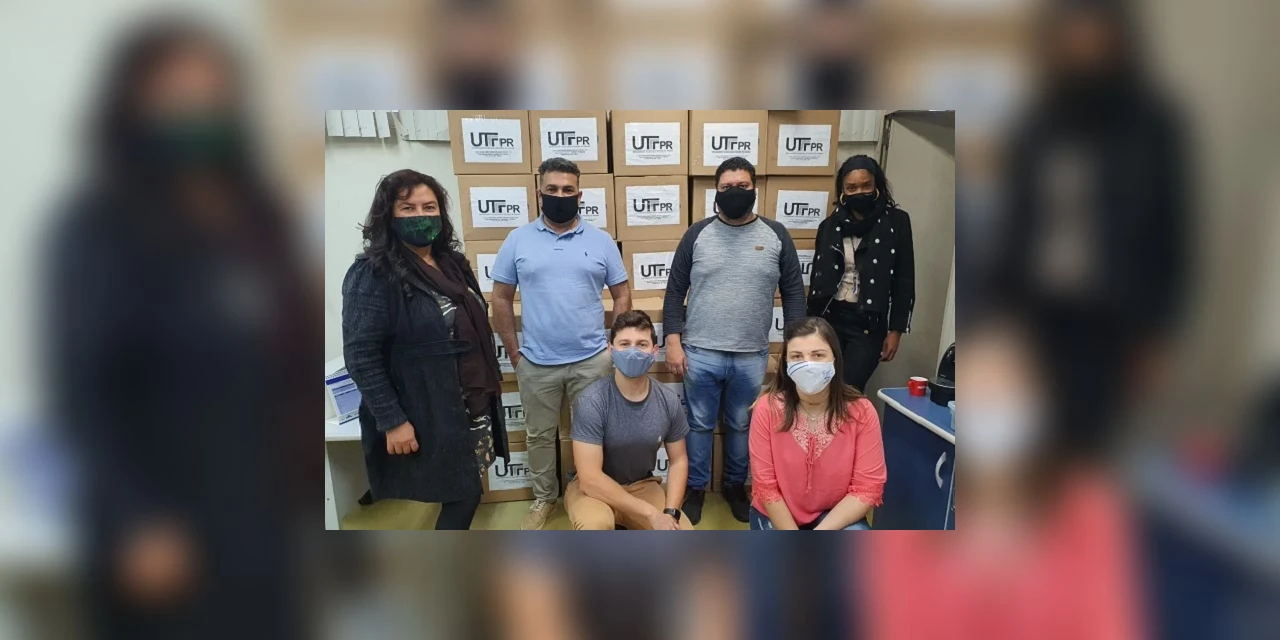 Prefeitura de PG recebe protetores faciais de representantes da UTFPR