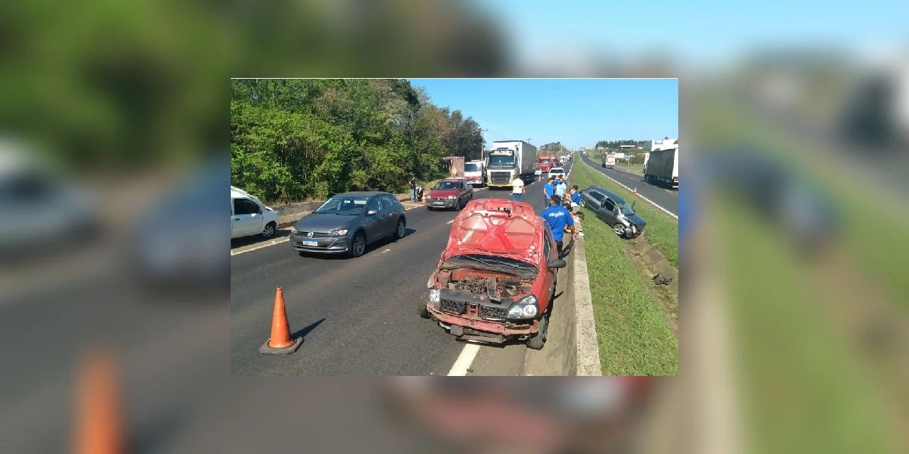 Acidente envolvendo três veículos deixa duas pessoas feridas na BR-376; veja imagens