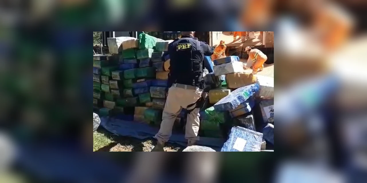 Vídeo: PRF faz apreensão de 10 toneladas de maconha nos Campos Gerais
