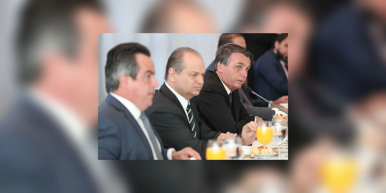 Bolsonaro anuncia prorrogação do auxílio emergencial, no valor de R$300, até o final do ano