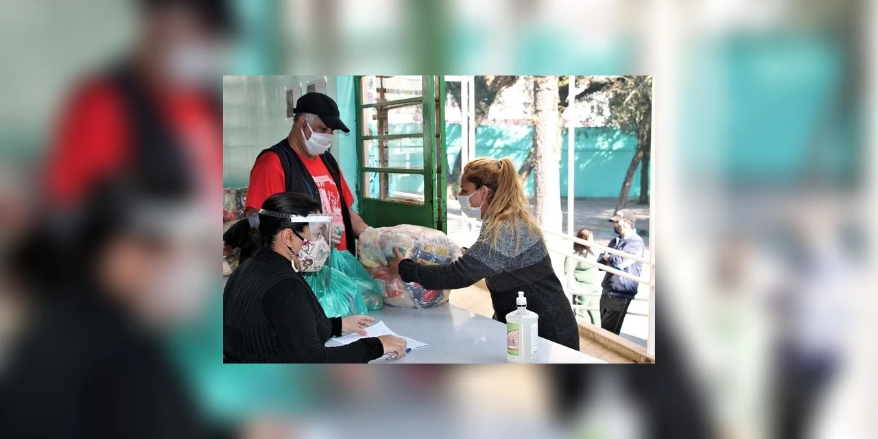 Governo do Paraná entrega 29 mil toneladas de alimentos para estudantes carentes do estado