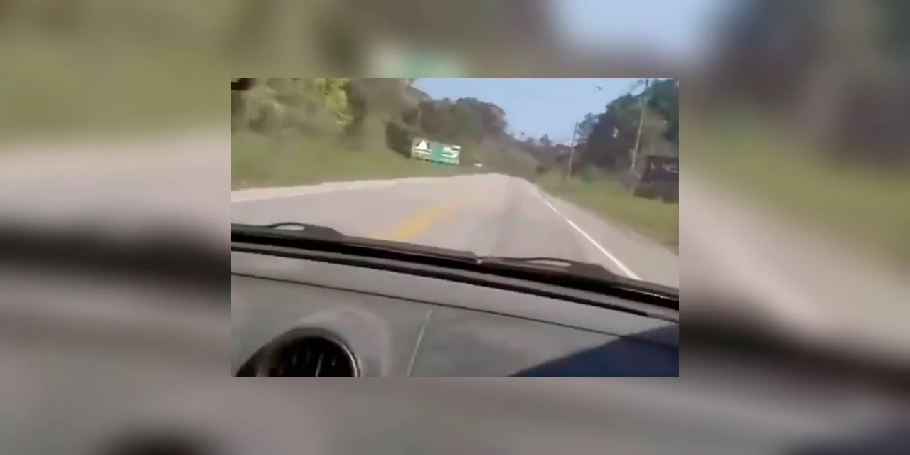 Vídeo: Dupla viaja em alta velocidade e filma momento em que carro capota