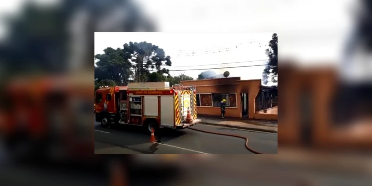Incêndio deixa casa destruída em Uvaranas na manhã desta segunda-feira (07)