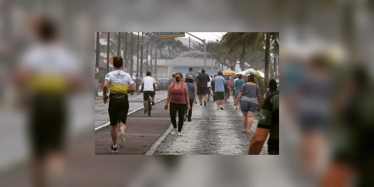 Apesar de tempo nublado, turistas movimentam o litoral paranaense neste feriado; veja fotos
