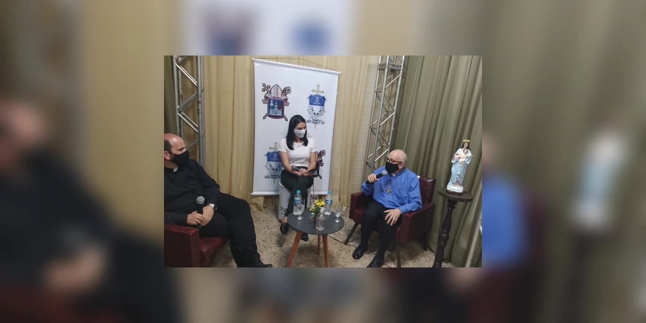 Bispo Dom Sérgio visita estúdio da Pastoral da Comunicação em Irati