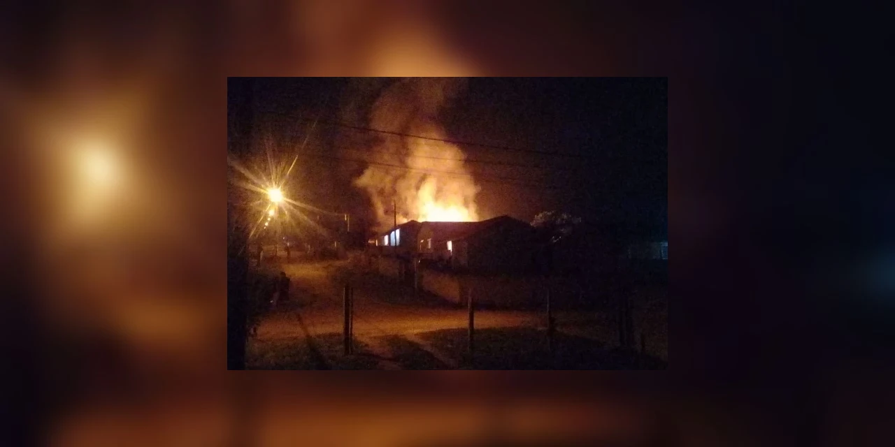 Vídeo: Incêndio deixa residência completamente destruída em PG
