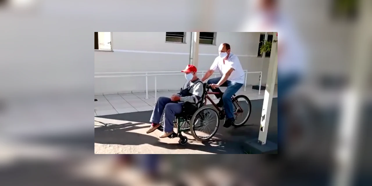 Bicicleta adaptada proporciona passeios para idosos cadeirantes em Instituição de PG