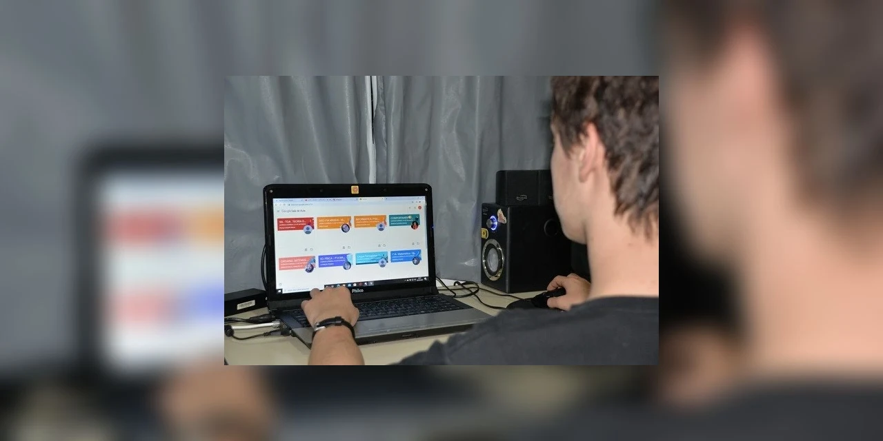 Alunos fecham trimestre com 20 milhões de atividades semanais no Aula Paraná