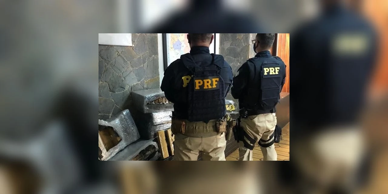 Vídeo: Após perseguição, PRF apreende veículo com mais de 200 kg de maconha no Paraná
