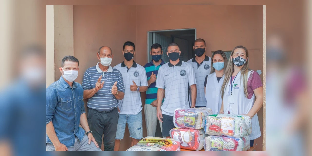 Fotos: Atletas do Operário entregam cestas básicas para Casa da Acolhida em PG