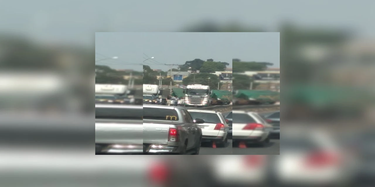 Caminhão derruba poste em PG nesta sexta-feira (18) e causa congestionamento em rodovia