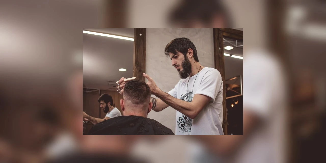 Fugindo da perseguição a cristãos na Síria, barbeiro faz sucesso em PG com cortes modernos e personalizados