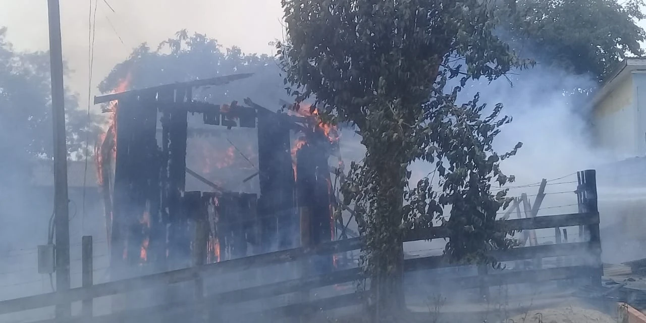VÍDEO: Incêndio destrói casa na Vila Princesa neste domingo (20)