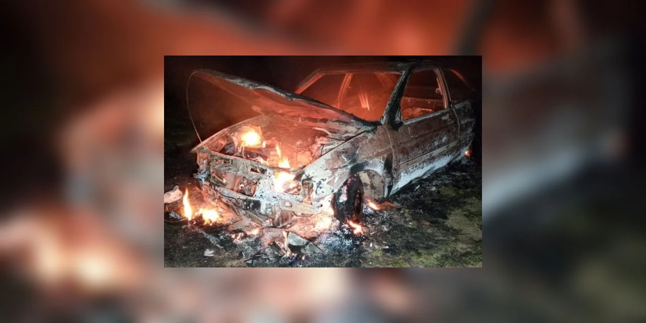 VÍDEO: Incêndio em carro abandonado mobiliza Corpo de Bombeiros neste sábado (19) em PG