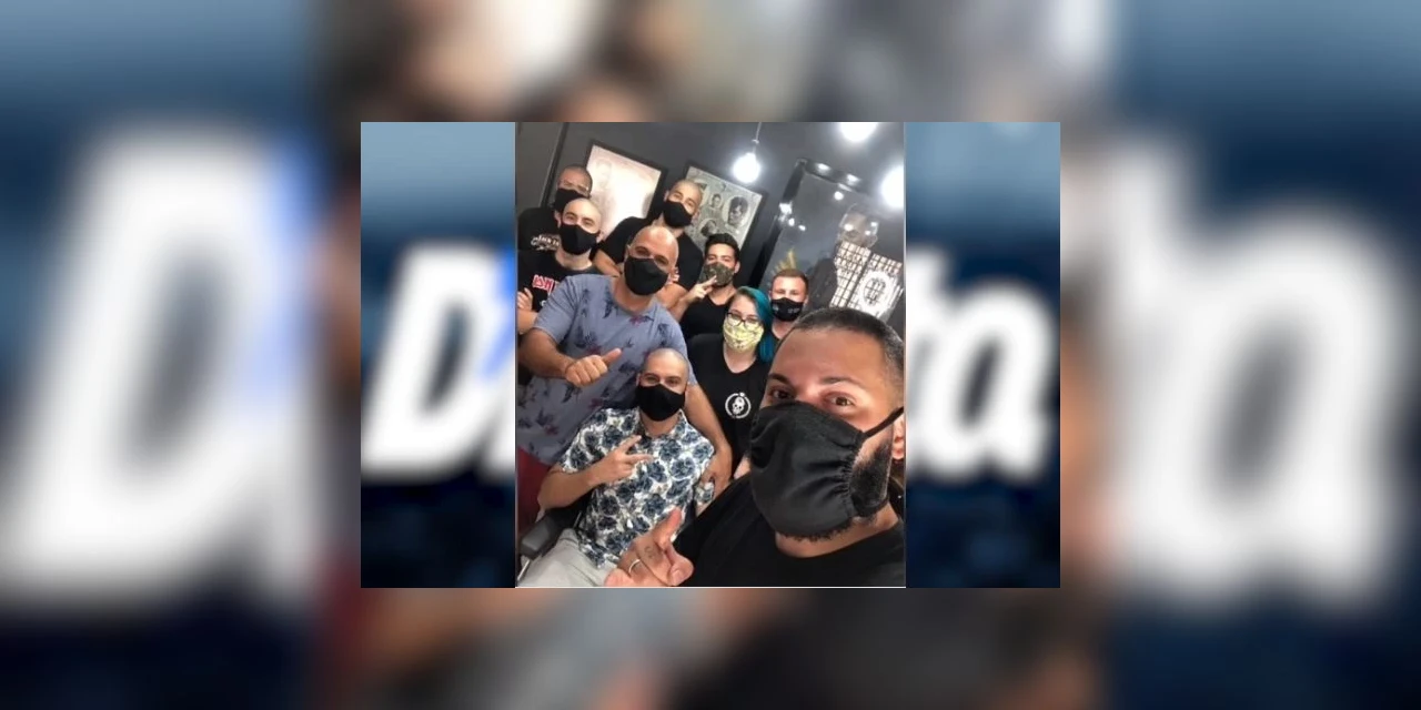 VÍDEO: Funcionários de barbearia de PG raspam o cabelo em apoio a cliente com câncer