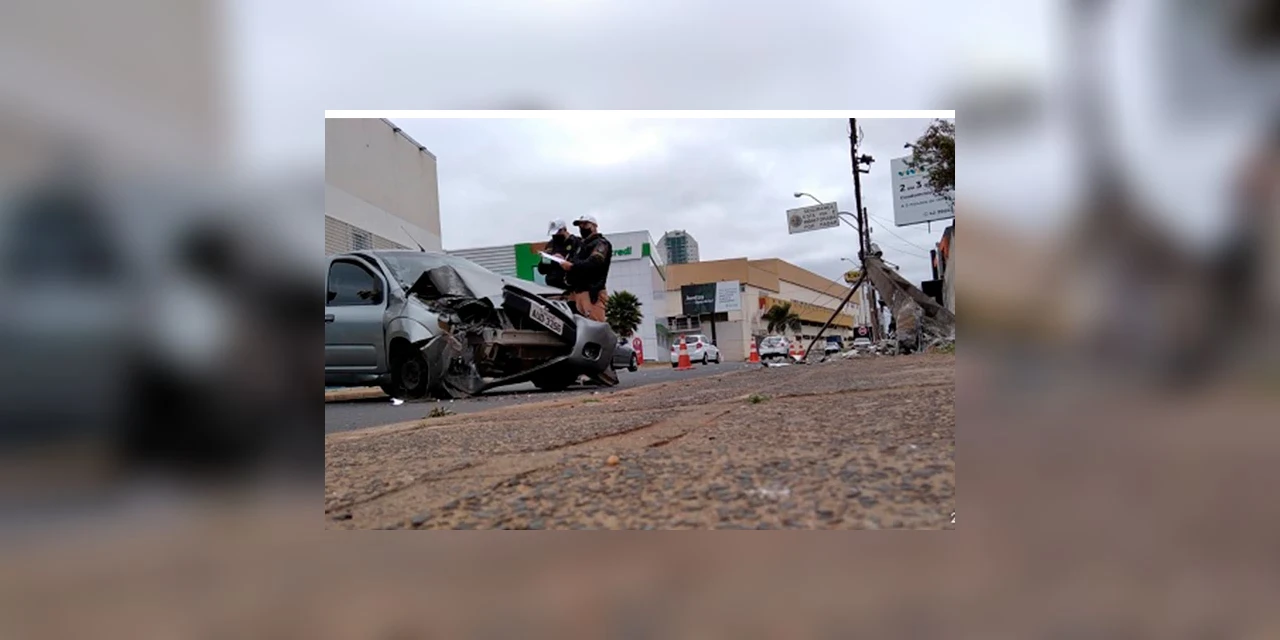 Vídeo: Jovem fica ferida após bater em poste na Avenida Dom Geraldo Pellanda
