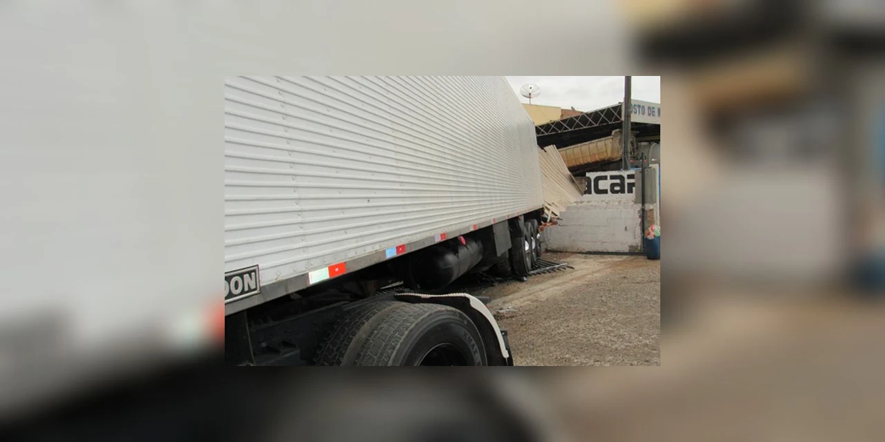 Vídeo: Caminhão desgovernado atinge muro de empresa em PG