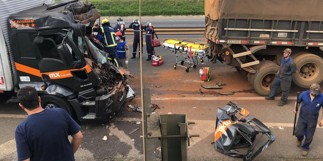 Vídeo: Acidente envolvendo caminhão na Souza Naves deixa motorista preso nas ferragens