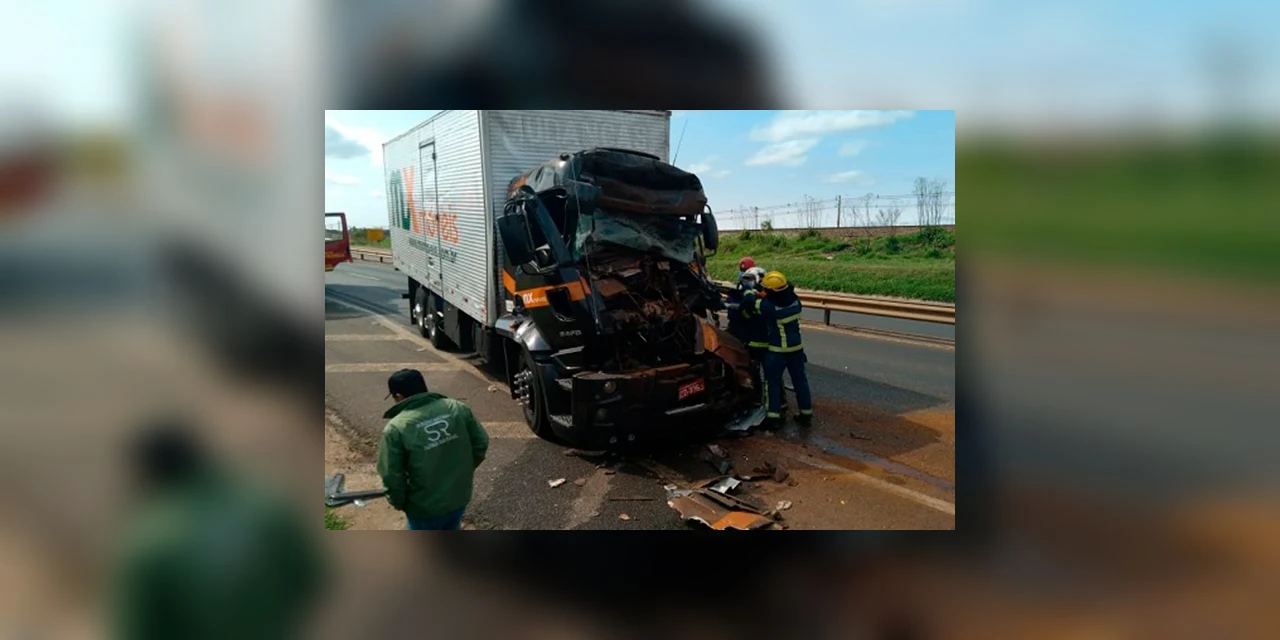 Vídeo: Motorista fica preso nas ferragens após colisão entre caminhões na avenida Souza Naves