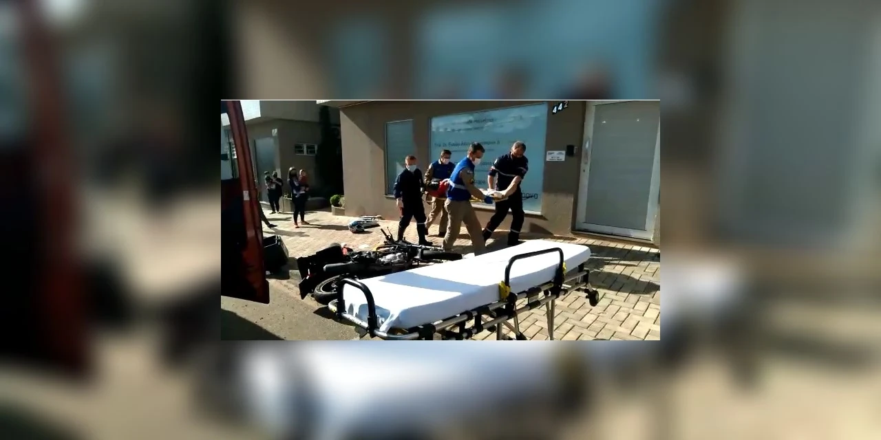 Vídeo: Motociclista de 18 anos pode perder o pé após grave batida com caminhão na Vila Liane
