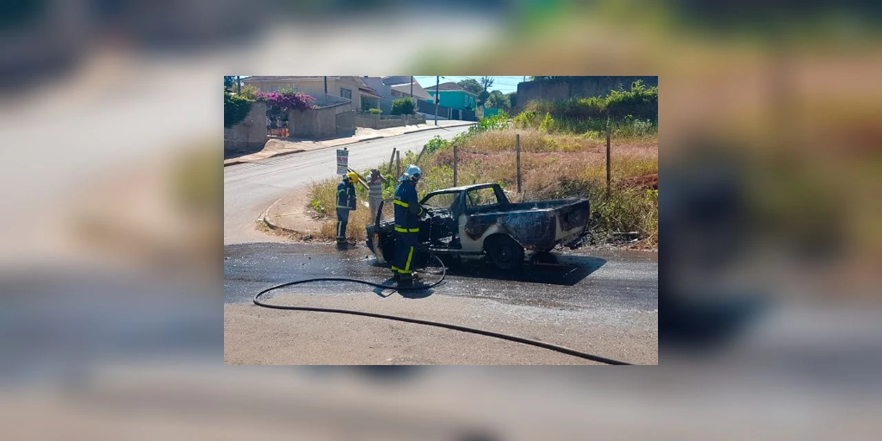 Vídeo: Incêndio destrói veículo no bairro de Oficinas