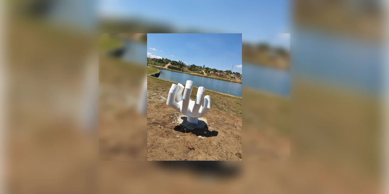 Mão gigante no Parque de Olarias intriga ponta-grossenses