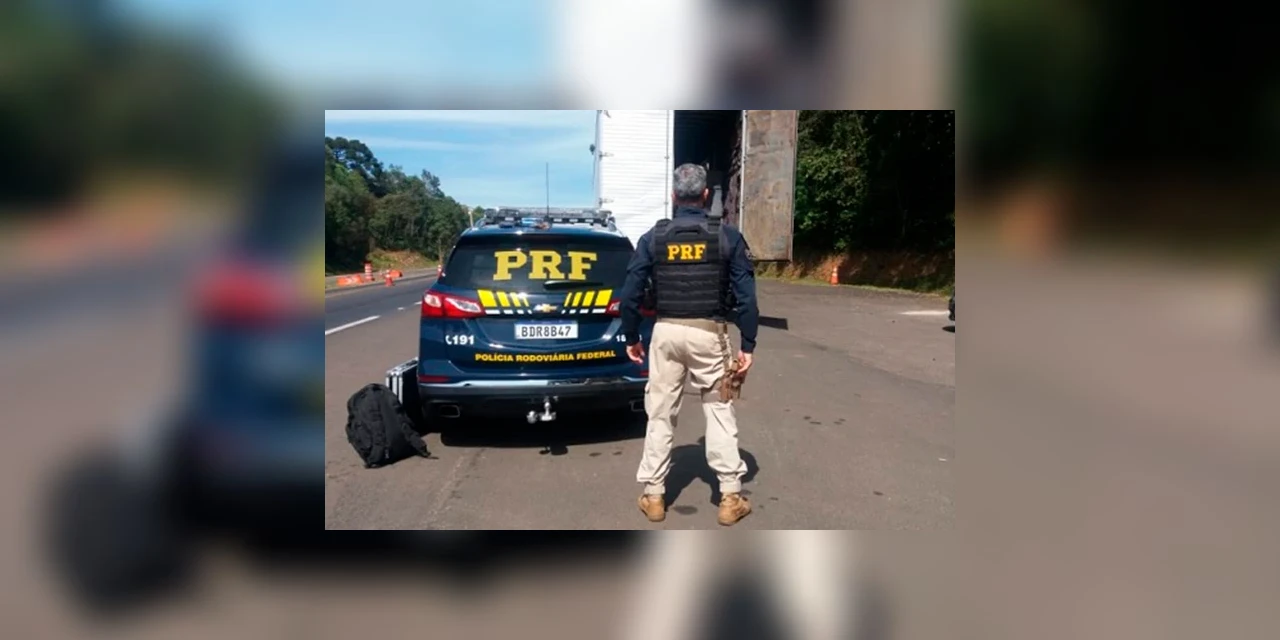 PRF apreende caminhão de mudança carregado com 150 mil maços de cigarros contrabandeados no Paraná