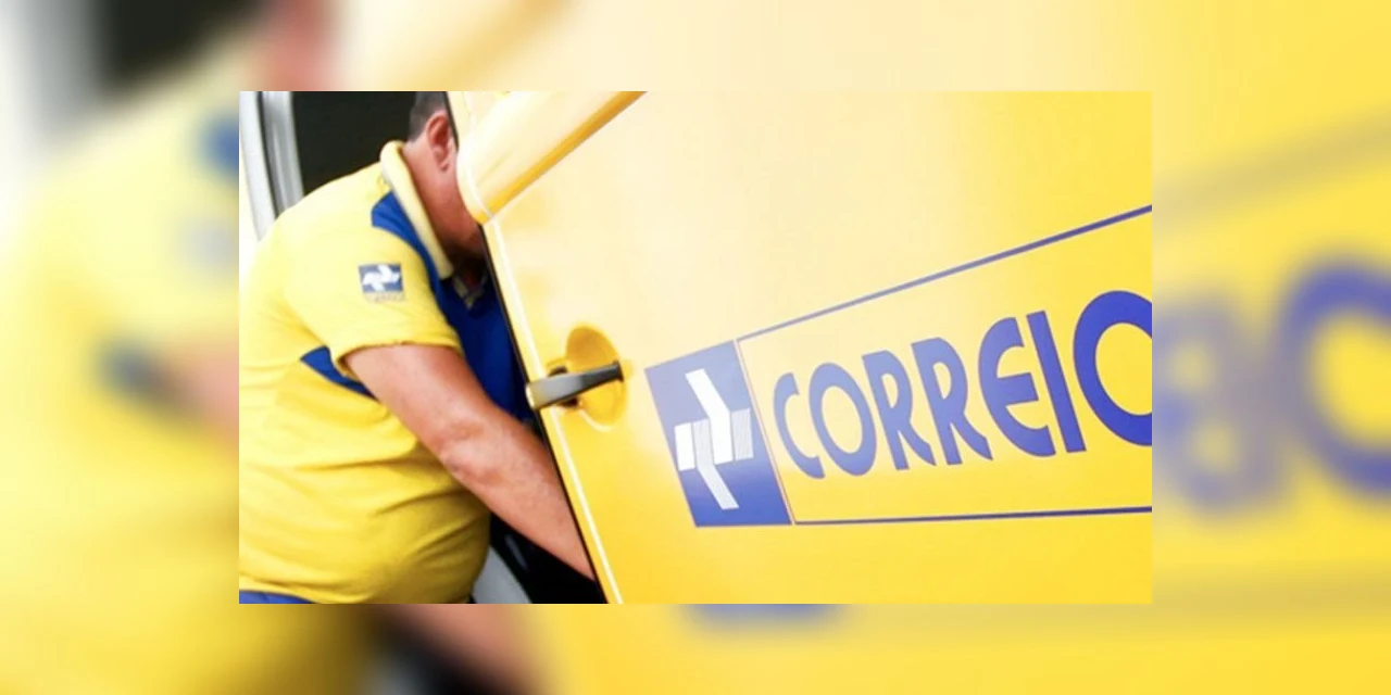 No Paraná, carteiro é flagrado jogando correspondências em bueiro e é demitido