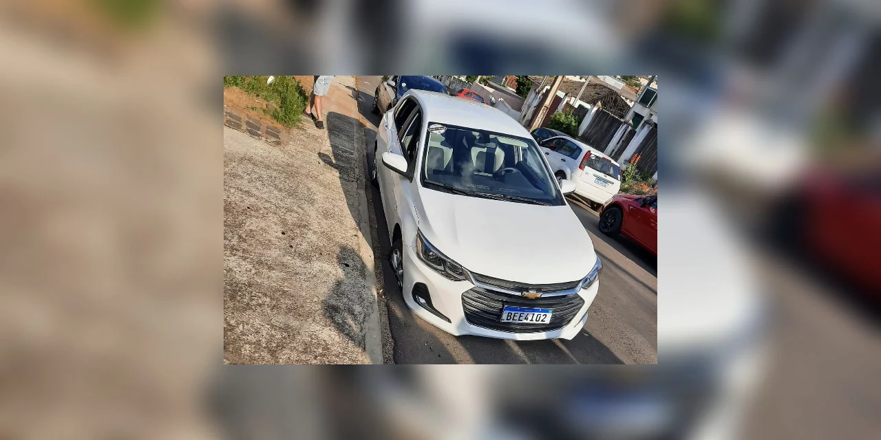 Motorista de aplicativos chega para pegar passageiro e asfalto cede com o peso do veículo