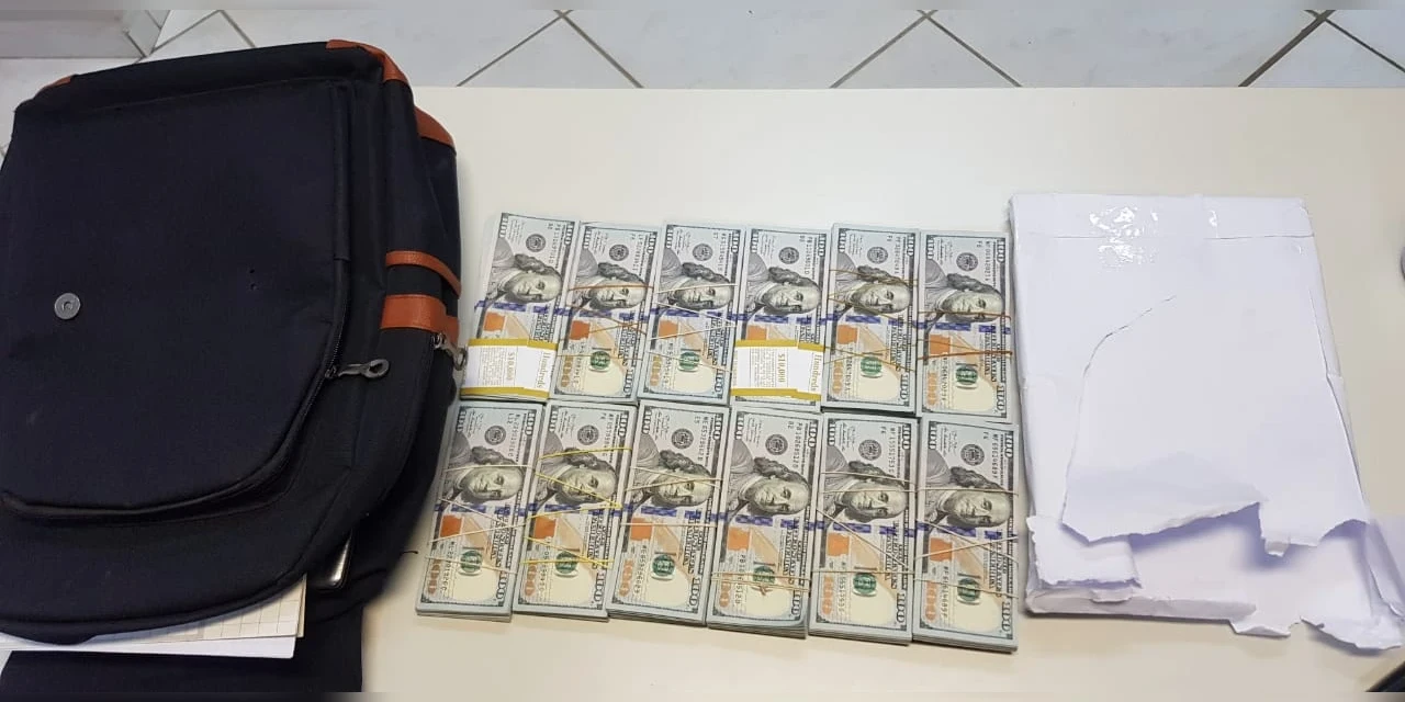 PRF apreende 120 mil dólares sem origem em Guarapuava