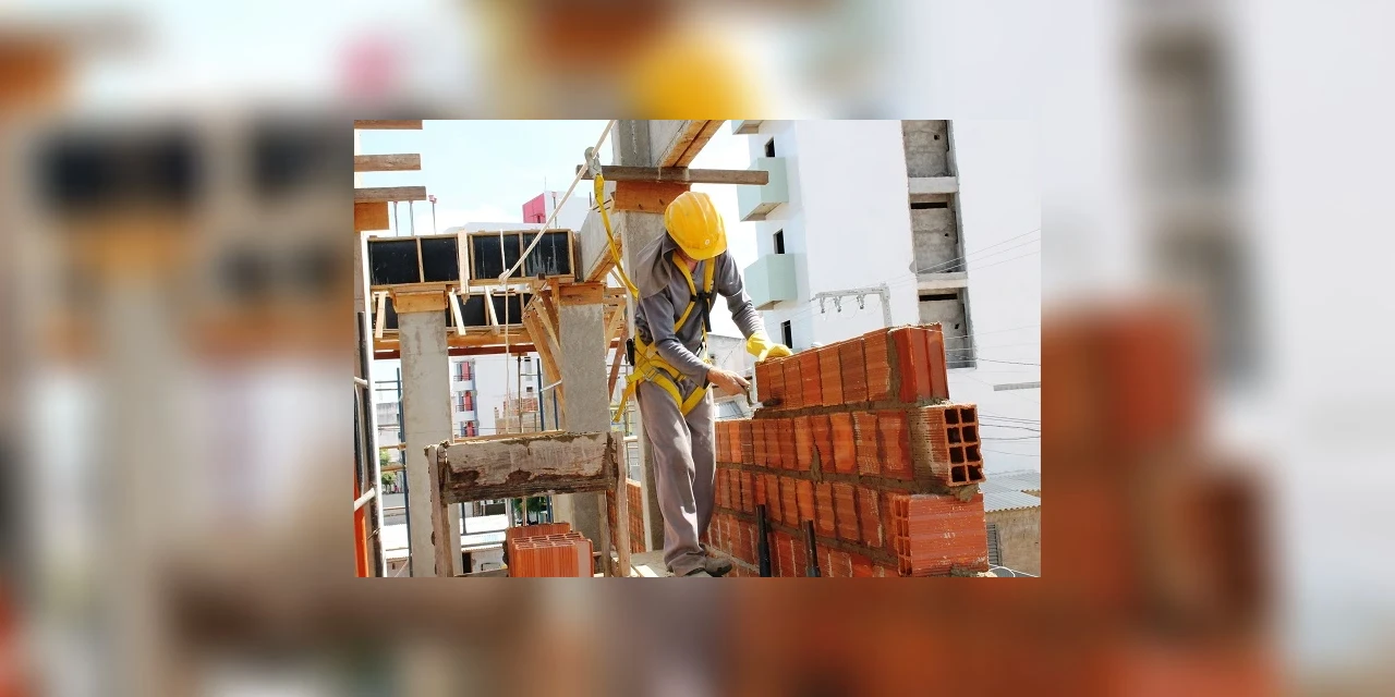 Responsáveis por obra no centro de PG são levados para delegacia por perturbação do sossego