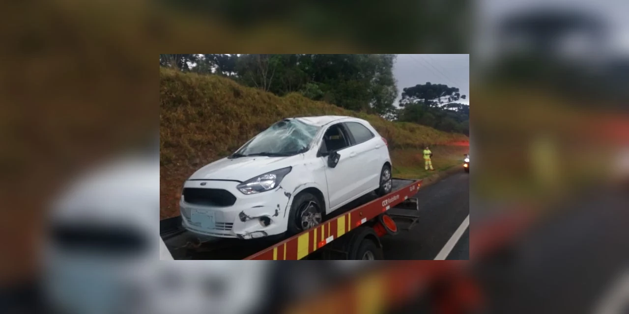 Após capotamento, homem fica ferido em acidente nos Campos Gerais