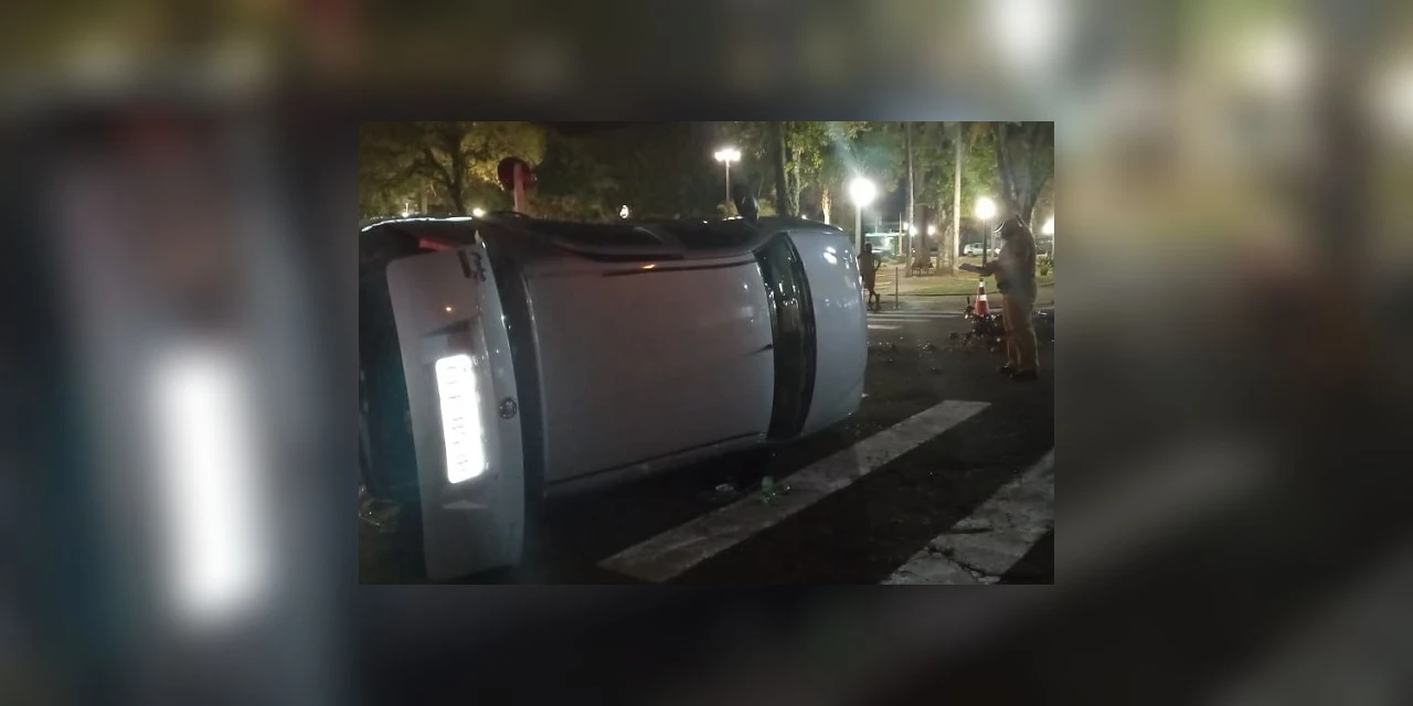 Vídeo: Após acidente, carro capota em PG e duas pessoas ficam feridas