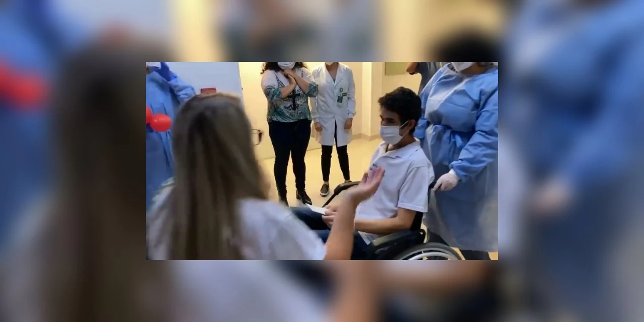 Vídeo: Após 56 dias internado, paciente recuperado da COVID-19 recebe alta e volta para casa