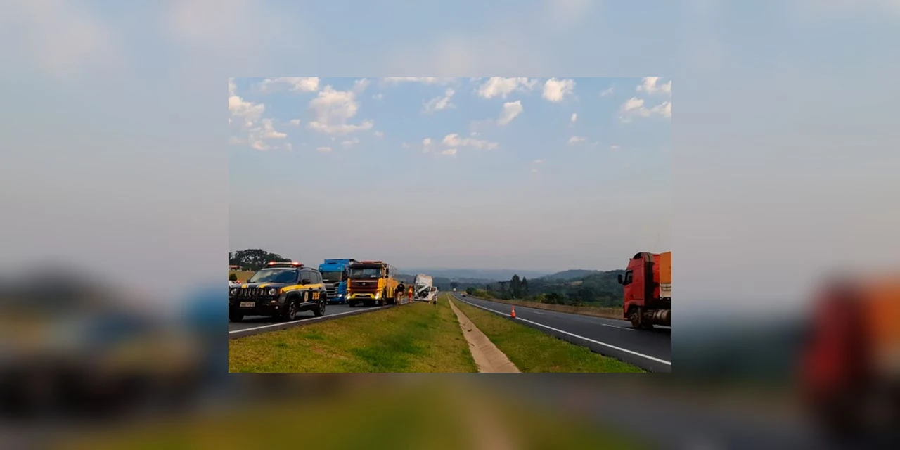 Colisão entre caminhões deixa BR-376 interditada por uma hora