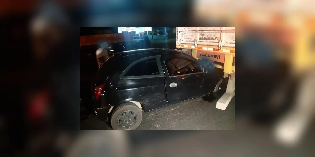 Após colisão entre carro e caminhão, três pessoas ficam feridas em Ponta Grossa