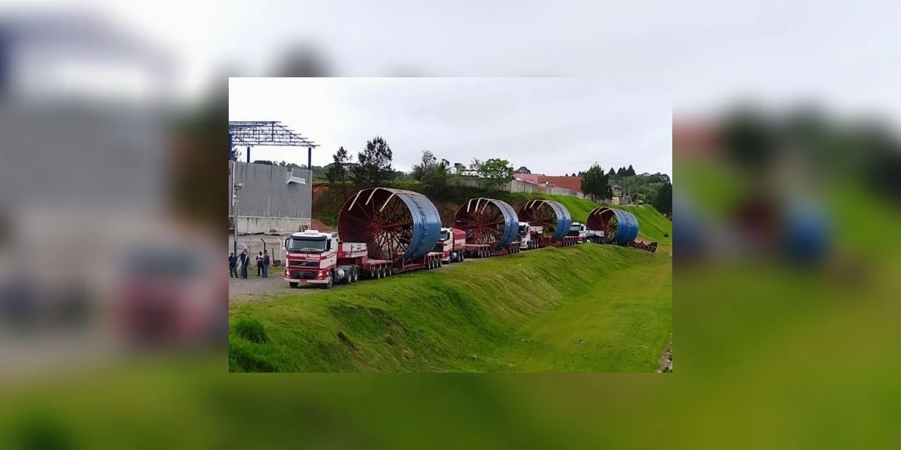 Vídeo: Caminhões com carga super dimensionada passam por Ponta Grossa nesta terça (6)