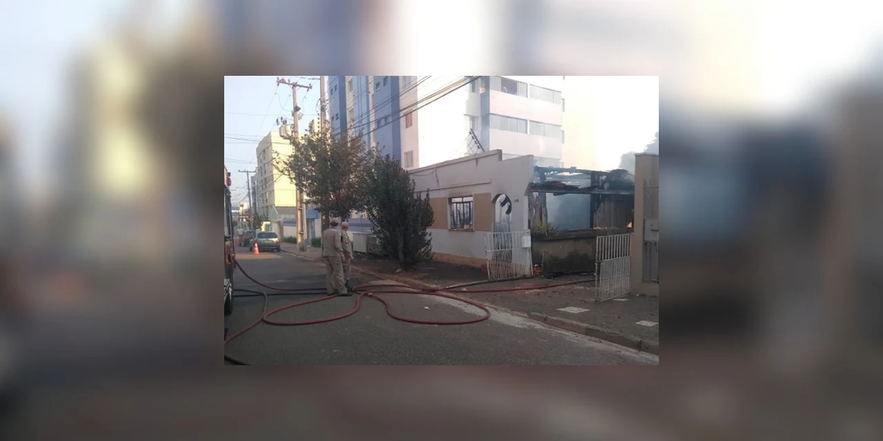 Vídeo: Incêndio consome residência na Vila Estrela em PG e morador idoso é socorrido por vizinhos