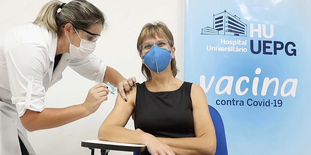 Profissionais do Hospital Universitário começam a ser vacinados contra COVID-19 nesta quarta (20)