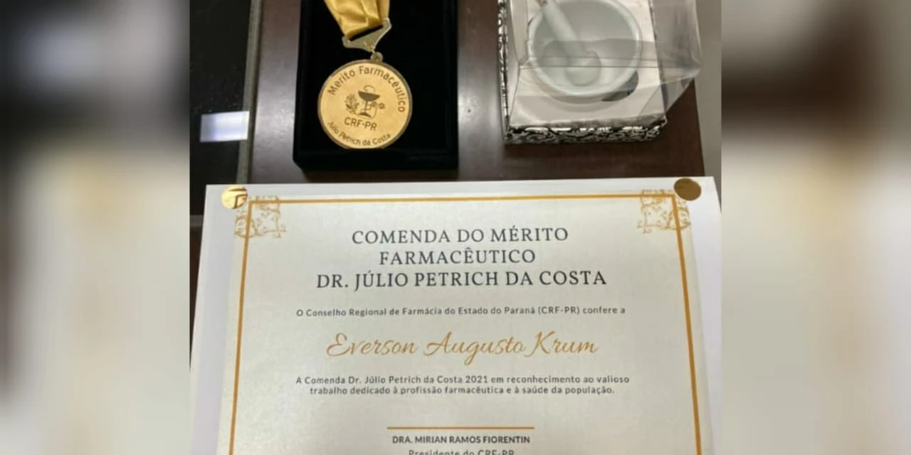 Professor Everson Krum recebe homenagem do Conselho de Farmácia